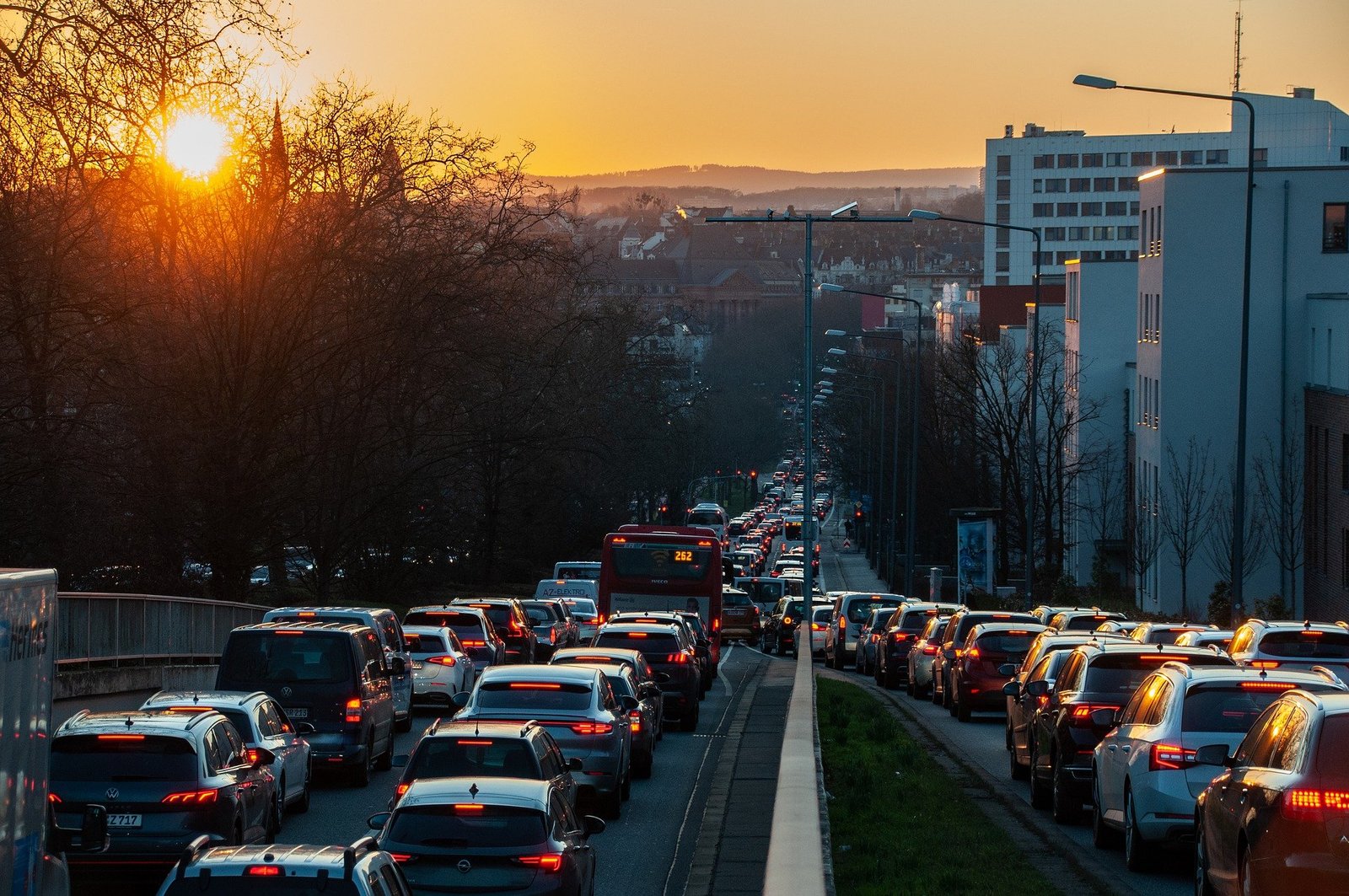 trânsito congestionado, sem veículos elétricos