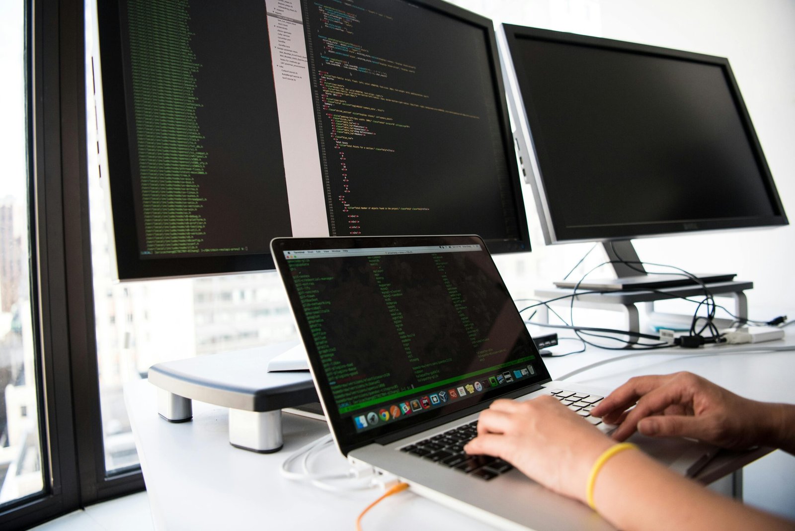 Empresário analisando resultados de site profissional